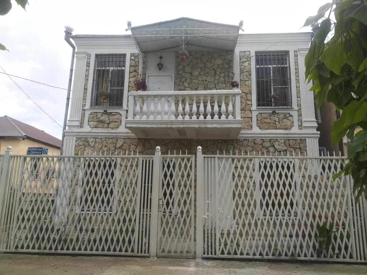 Apartment On Dzhonua Street Sukhumi Exteriör bild